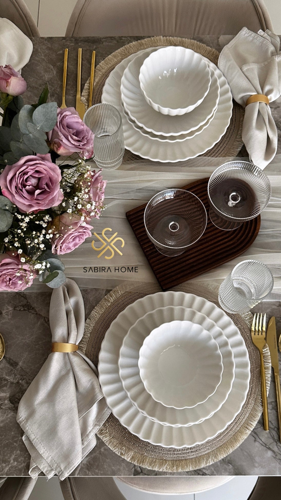 Stilvoll gedeckter Tisch mit Gläser und Porzellan