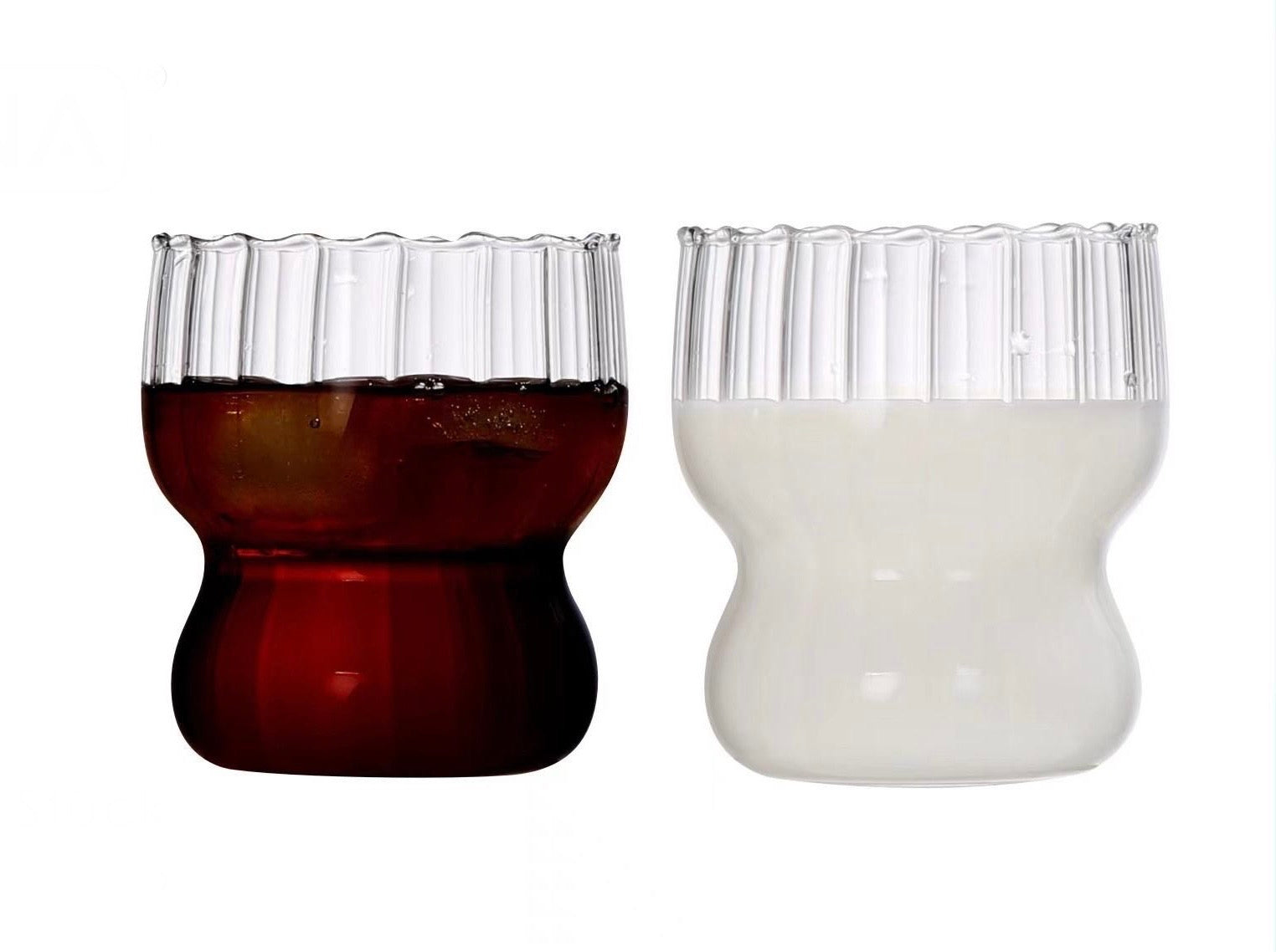 Almina Magnolia Glas Tumbler Set – 2 Stück, elegante Glas Tumbler mit Rippenrand, ideal für Cola und Milch.
Zwei Almina Magnolia Glas Tumbler – modernes Design mit bauchiger Form und Rippenrand für Kaltgetränke wie Cola und Milch.
Almina Magnolia Glas Tumbler Set – 2 elegante Trinkgläser aus klarem Glas, ideal für kalte Getränke wie Cola oder Milch.
Magnolia Trinkgläser Set von Almina – 2 moderne Glas Tumbler mit einzigartigem Rippenrand, perfekt für Cola und Milch.
Almina Magnolia Glas Tumbler Set – stilvo