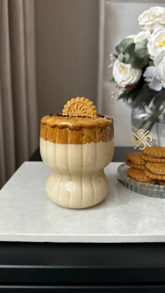 Almina Magnolia Glas Tumbler Set – 2 Stück, elegante Glas Tumbler mit Rippenrand, ideal für Cola und Milch.
Zwei Almina Magnolia Glas Tumbler – modernes Design mit bauchiger Form und Rippenrand für Kaltgetränke wie Cola und Milch.
Almina Magnolia Glas Tumbler Set – 2 elegante Trinkgläser aus klarem Glas, ideal für kalte Getränke wie Cola oder Milch.
Magnolia Trinkgläser Set von Almina – 2 moderne Glas Tumbler mit einzigartigem Rippenrand, perfekt für Cola und Milch.
Almina Magnolia Glas Tumbler Set